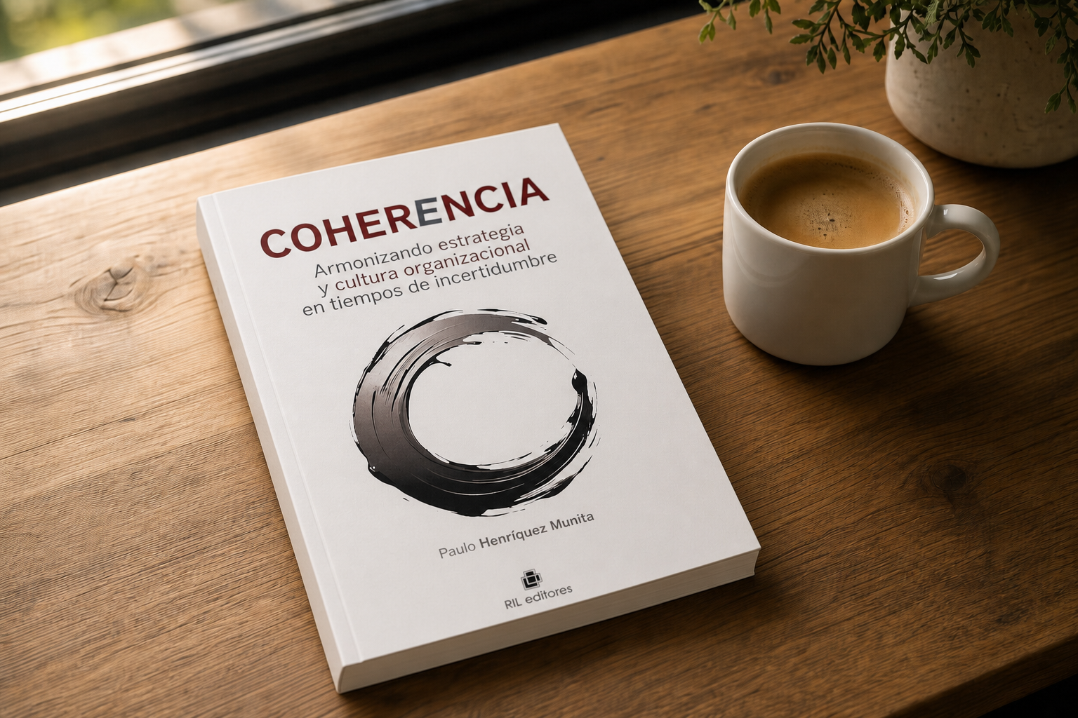 Libro Coherencia de Paulo Henríquez Munita sobre una mesa junto a una taza de café.